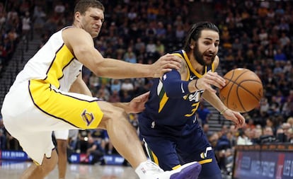 Ricky Rubio, presionado por Brook Lopez.