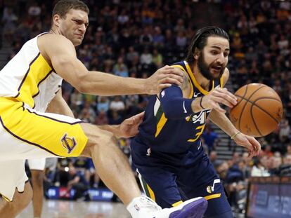 Ricky Rubio, presionado por Brook Lopez.