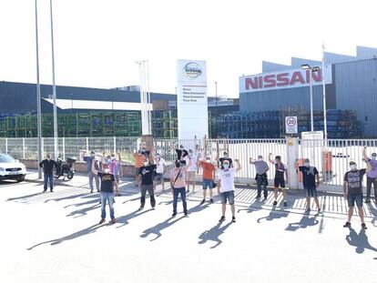 Empleados de Nissan protestan en la entrada de la fábrica de Montcada i Reixac (Barcelona). 