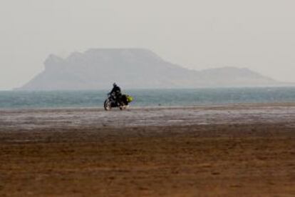 Rodando por la playa en la bahía de Dajla (Sáhara Occidental).