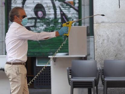 Un camarero prepara la terraza de su bar de la Plaza Mayor en Madrid.