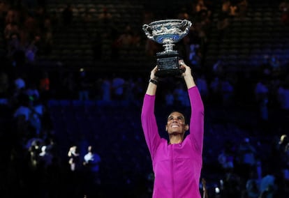 Nadal levanta el título de campeón, el pasado domingo en Melbourne.