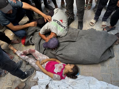 Un hombre llora la muerte de un ser querido. A su lado, una niña herida, en el hospital de Al Shifa, en la franja de Gaza, este miércoles.