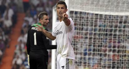 Ronaldo reclama un corner al arbitro asistente.