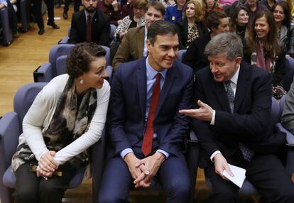 El presidente del Gobierno, Pedro Sánchez; Magdalena Valerio, ministra de Trabajo, y el director general de la Organizacion Internacional del Trabajo (OIT), Guy Ryder