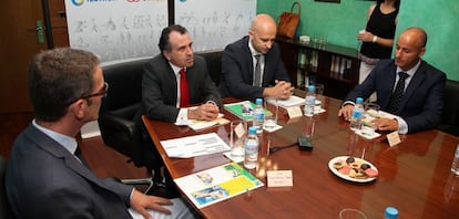 Juan Manuel Carvajal, vendedor de la ONCE, Luis Natalio Royo, delegado territorial de la ONCE en Madrid, David Olalla, vicepresidente del consejo territorial, y Miguel &Aacute;ngel Lliso, trabajador de Ilunion. 