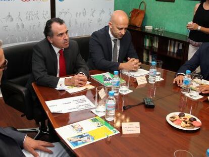 Juan Manuel Carvajal, vendedor de la ONCE, Luis Natalio Royo, delegado territorial de la ONCE en Madrid, David Olalla, vicepresidente del consejo territorial, y Miguel &Aacute;ngel Lliso, trabajador de Ilunion. 