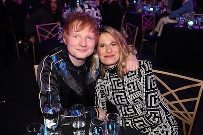 Ed Sheeran. La estrella británica del pop se enamoró perdidamente de su compañera Cherry Seaborn en el instituto, pero sus esperanzas de estar juntos se toparon con la mudanza de la joven a Estados Unidos para estudiar un posgrado. Los dos tomaron caminos diferentes: él se centró en la música con un éxito global y ella consiguió un trabajo en una consultoría de Wall Street. En 2015 la casualidad quiso que ambos estuvieran en la misma ciudad americana al mismo tiempo y Sheeran, que era telonero de Taylor Swift en su gira por el país, la invitó a acompañarle a una fiesta de la cantante. El resto es historia. Seaborn trabaja actualmente en la sede de la consultora Deloitte en Londres, especializada en el área de cambio climático. Comparten una hija, Lyra Antarctica, y muchos de los temas más exitosos de Sheeran ('Perfect', 'Castle on the Hill') se los ha dedicado a su mujer.