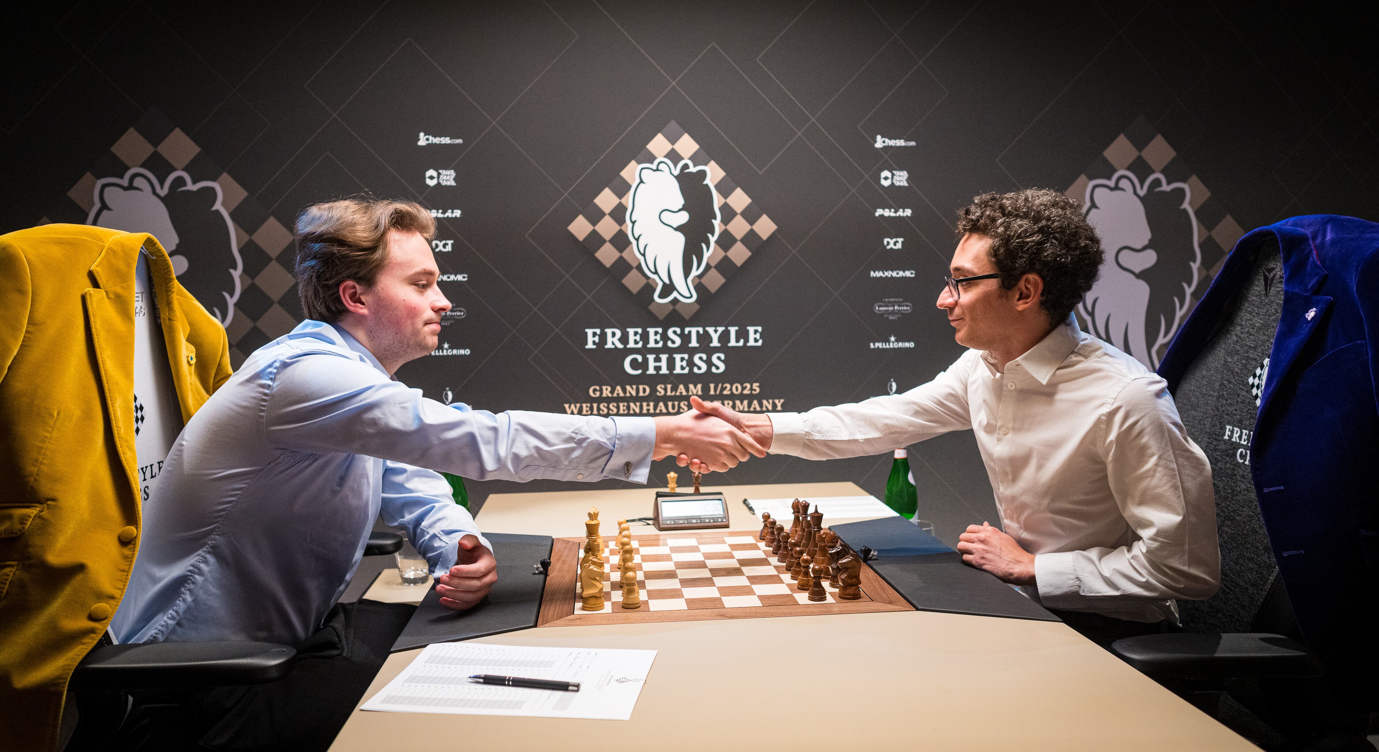 Keymer y Caruana se saludan al iniciar la final del Freestyle Grand Slam en Weissenhaus (Alemania)