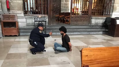 René Silva, detenido, poco después de la agresión al cura.