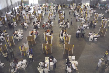 Votación en un colegio electoral de Medellín.