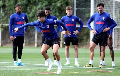 João Félix, durante un entrenamiento del Atlético de Madrid previo a su partido de este miércoles ante Osasuna, en Pamplona . EFE