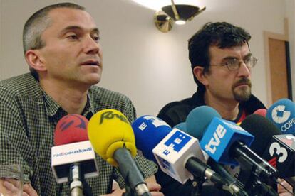 El portavoz de la ilegalizada Batasuna Joseba Permach (izquierda), junto al dirigente de la formación Juan José Petrikorena.