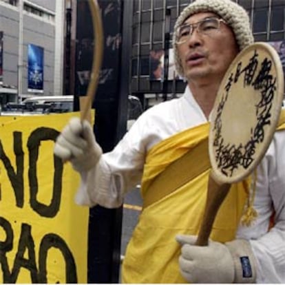 Un budista japonés protesta contra la guerra horas antes de que Powell comience su gira asiática.