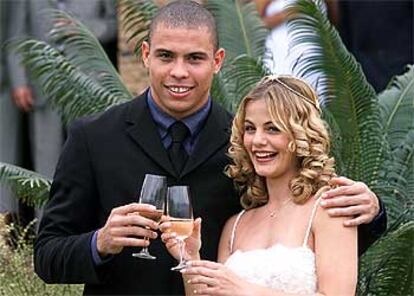 Ronaldo y Milene Domingues, el día de su boda, en diciembre de 1999.