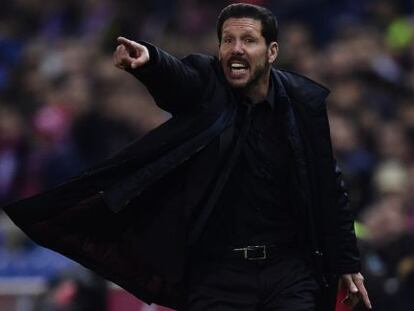 Simeone da instrucciones durante el Atlético-Athletic.