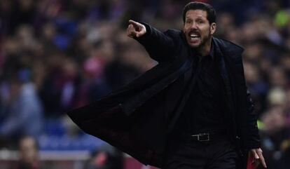 Simeone da instrucciones durante el Atlético-Athletic.