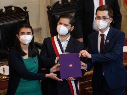 La presidenta de la Convención Constitucional, María Elisa Quinteros, y el vicepresidente, Gaspar Domínguez, posan junto al mandatario chileno, Gabriel Boric, tras entregarle el texto final de la propuesta Carta Magna, el pasado 4 de julio, en Santiago.