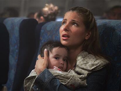 Elsa Pataky, en un fotograma de <i>Serpientes en un avión.</i>