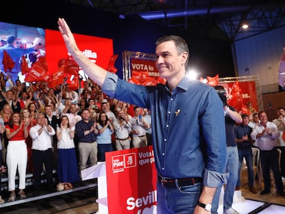Pedro Sánchez, en un mitin en Sevilla este sábado en apoyo a Antonio Muñoz, candidato del PSOE a la alcaldía.