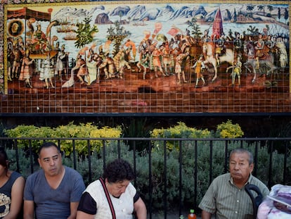 Mosaico de una pintura que retrata el encuentro entre Moctezuma y Hernán Cortes, en una foto de 2019 en Ciudad de México.
