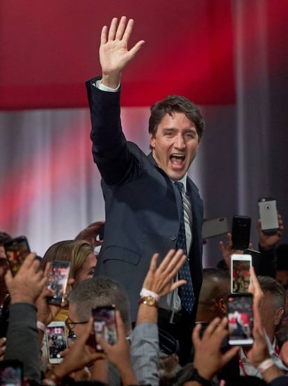 El primer ministro canadiense y líder del Partido Liberal, Justin Trudeau, saluda a la multitud después de un discurso de victoria en Montreal, el 22 de octubre de 2019. Trudeau ha conservado su posición como primer ministro canadiense en la elección federal, pero se verá obligado a formar un Gobierno en minoría.