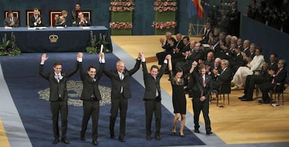 El presidente de la Sociedad Max Planck para el Avance de la Ciencia, Peter Gruss (3i), acompañado por un grupo de Investigadores, tras recibir de manos de don Felipe el Premio Príncipe de Asturias 2013 de Cooperación Internacional, durante la ceremonia de entrega de estos galardones, celebrada en el Teatro Campoamor de Oviedo.