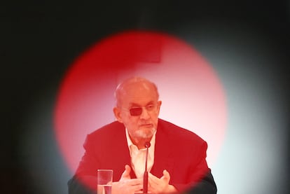 El escritor Salman Rushdie ofrece una rueda de prensa durante la Feria del Libro de Fráncfort, el pasado 20 de octubre.