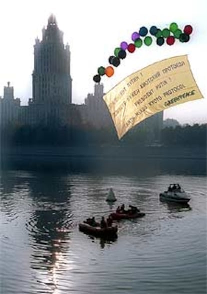 Una protesta de Greenpeace en Moscú frente al edificio donde se celebran unas jornadas sobre cambio climático.