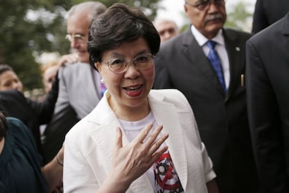 Margaret Chan com a camisa da campanha oficial contra o zika.