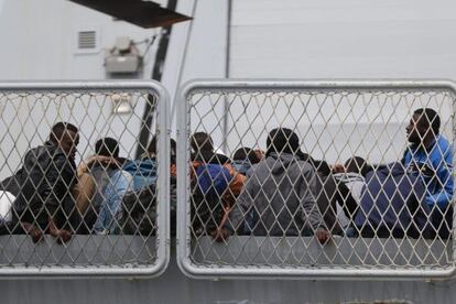 Un grup d'uns 600 immigrants a l'arribada al port de Nàpols, el 6 de maig.