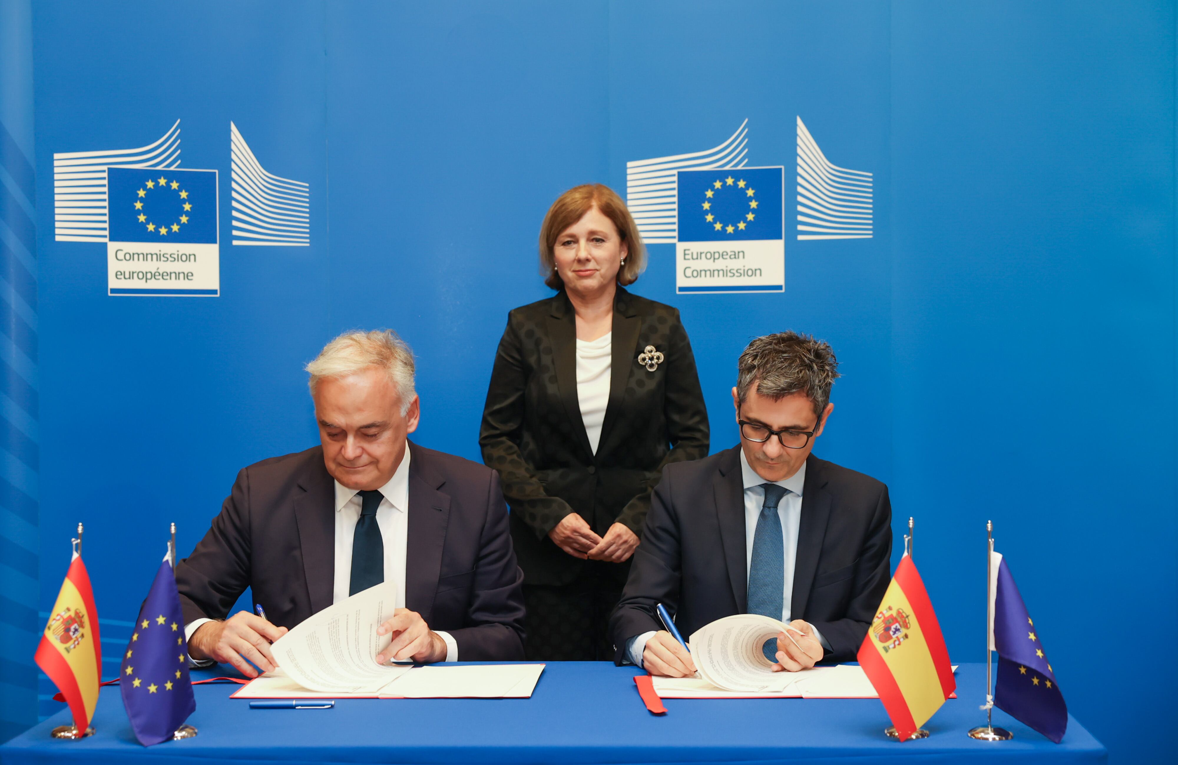 Firma del acuerdo entre Bolaños y González Pons en Bruselas.