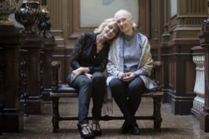 Jane Goodall, junto a la actriz Montse Guallar.