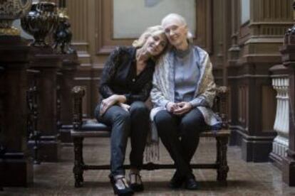 Jane Goodall, junto a la actriz Montse Guallar.