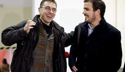Encuentro entre Juan Carlos Monedero y Alberto Garzón en un coloquio en el Círculo de Bellas Artes de Madrid.