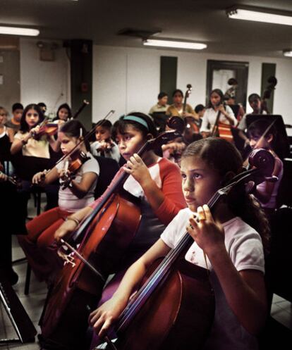 Un grupo de niños desfavorecidos aprende música en Caracas dentro del sistema de orquestas juveniles de Venezuela.
