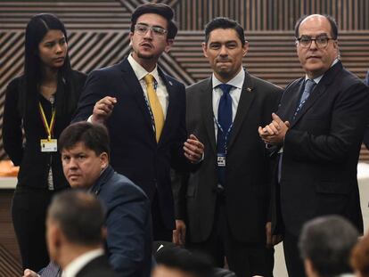 Los enviados de Juan Guaidó a la asamblea general de la OEA Julio Borges, a la derecha, y Carlos Vecchio, junto a él. 