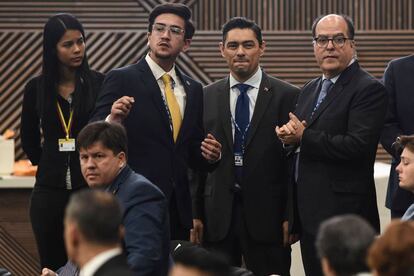 Los enviados de Juan Guaidó a la asamblea general de la OEA Julio Borges, a la derecha, y Carlos Vecchio, junto a él.