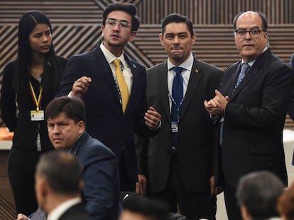 Los enviados de Juan Guaidó a la asamblea general de la OEA Julio Borges, a la derecha, y Carlos Vecchio, junto a él. 