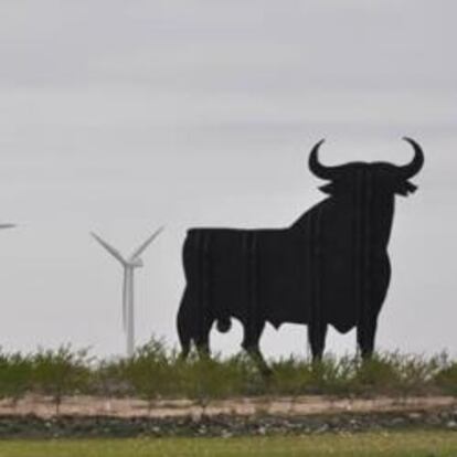 Vista de los molinos de viento y el toro de Osborne