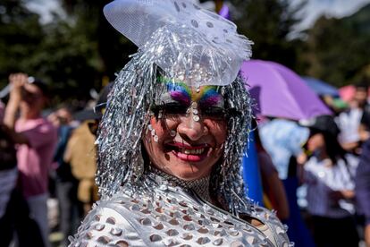 Una mujer Drag Queen posa sonriente sobre la carrera séptima de Bogotá en el marco de la celebración de los 40 años de la marcha LGBTIQ+, el 3 de julio de 2022.