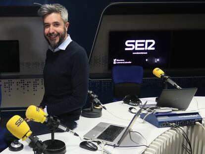 Dani Garrido, presentador de Carrusel Deportivo, en los estudios de la Cadena SER.