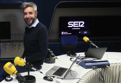 Dani Garrido, presentador de Carrusel Deportivo, en los estudios de la Cadena SER.