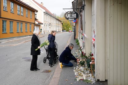 Varias personas dejan flores este lunes frente al estudio y la casa de la artista Hanne Englund, una de las víctimas de Kongsberg.