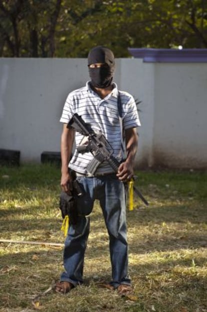 La Corunda cultivaba zarzamora en el poblado de Los Reyes, bastión de Los Caballeros Templarios. Huyó de su pueblo una noche escondido en una grúa porque fue acusado de pasar información a los autodefensas.