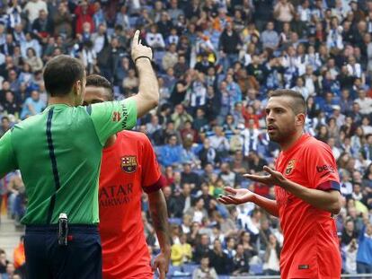 Mateu Lahoz en el momento de expulsar a Jordi Alba.