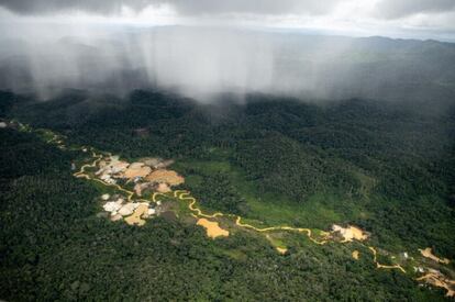 Sobrevoo regista áreas de garimpos ilegais dentro da Terra Indígena Yanomami, em Roraima, em abril de 2021.