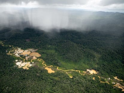 Sobrevoo regista áreas de garimpos ilegais dentro da Terra Indígena Yanomami, em Roraima, em abril de 2021.