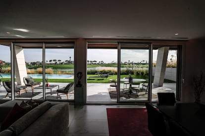 El salón ofrece vistas al campo de golf de 18 hoyos que se está construyendo sobre en antiguo club de golf de Somosaguas.