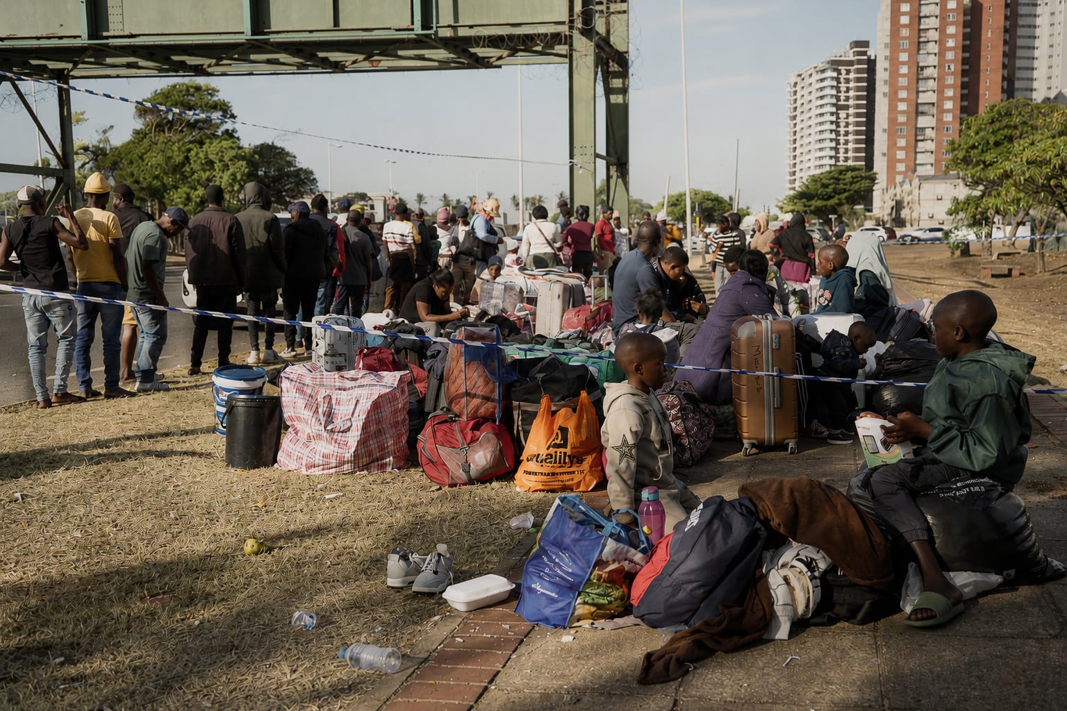 Cientos de refugiados sobreviven en la calle en Sudáfrica mientras afrontan un nuevo ultimátum antimigración: “La niña apenas puede respirar”